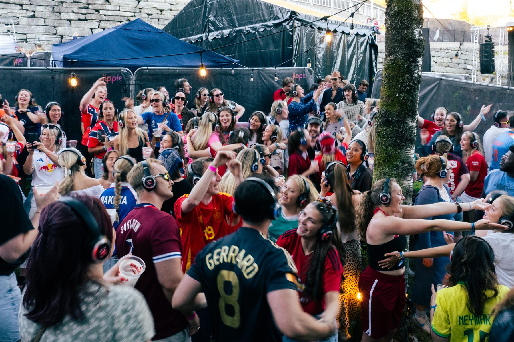 Silent disco med dansende gjester som bruker hodetelefoner