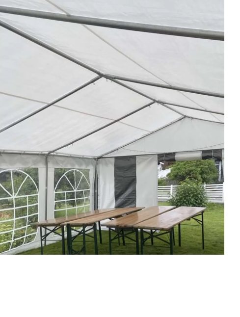 Innside av partytelt med benksett